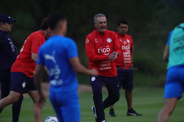 Versus / Gustavo Alfaro confirma al arquero y delantero titular ante Uruguay