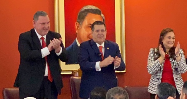 Unos 100 dirigentes de Alto Paraná dejan Fuerza Republicana pasan a Honor Colorado