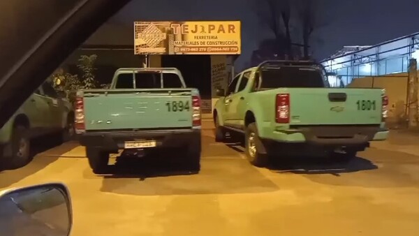 Filman y fotografían camionetas de la ANDE utilizadas para actividades de ocio