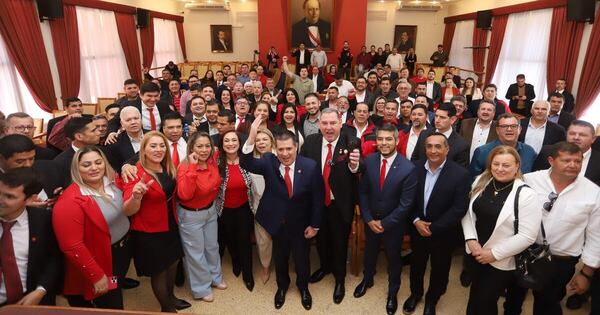 La Nación / Cien dirigentes esteños abandonan movimiento de Abdo y se suman a Honor Colorado