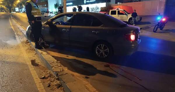 La Nación / Persecución policial de robacoches terminó con un choque y tres detenidos