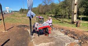 La Nación / Abuelita de 94 años sigue trabajando después que le incendiaron su casilla