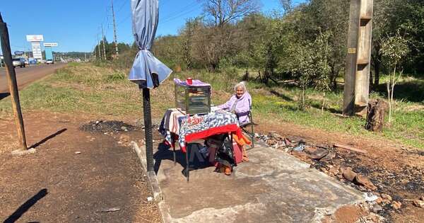La Nación / Abuelita de 94 años sigue trabajando después que le incendiaron su casilla