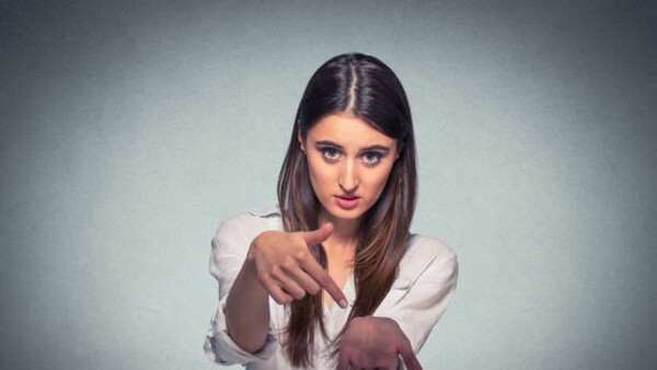 Se quejó de las mujeres que son demasiado "pecheadoras" con los hombres