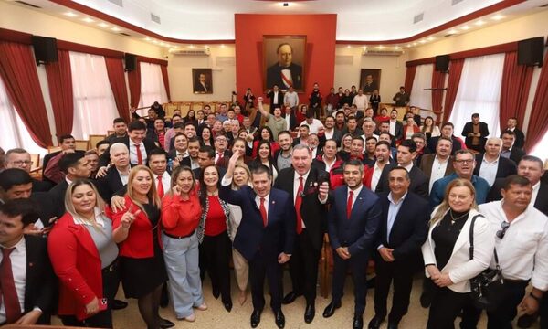Más de 100 dirigentes de Alto Paraná dejan Fuerza Republicana y se suman a Honor Colorado