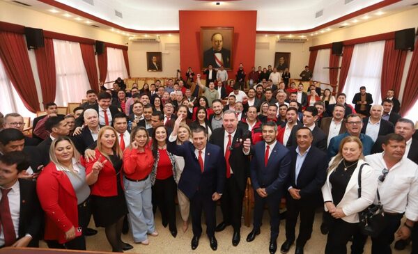 Más de 100 dirigentes altoparanaenses abandonan Fuerza Republicana y se suman a Honor Colorado - ADN Digital