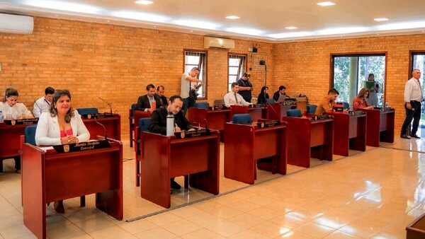CDE: Ediles oficialistas corren de un pedido de informe sobre asesores