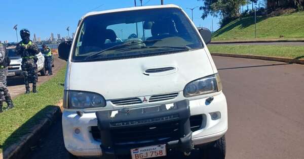 La Nación / Recuperan furgoneta que fue robada de playa de autos en Encarnación