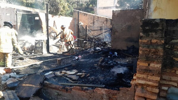Fuego consume por completo una carpintería en Asunción