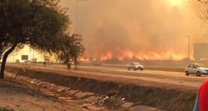 (VIDEO). Feroz incendio “asha” por lo que bloquearon una importante avenida y evacuaron un surtidor