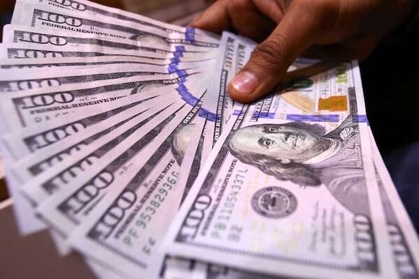 Esta es la razón del aumento del precio del dólar en Paraguay, según economista - Economía - ABC Color