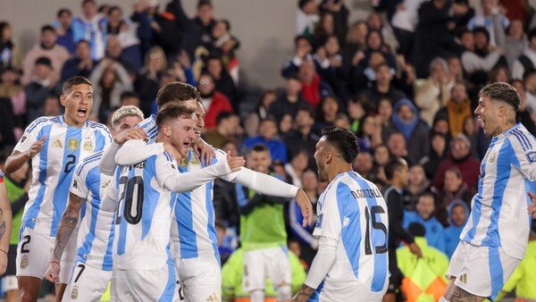 Argentina vence a Chile y sigue cómodo líder