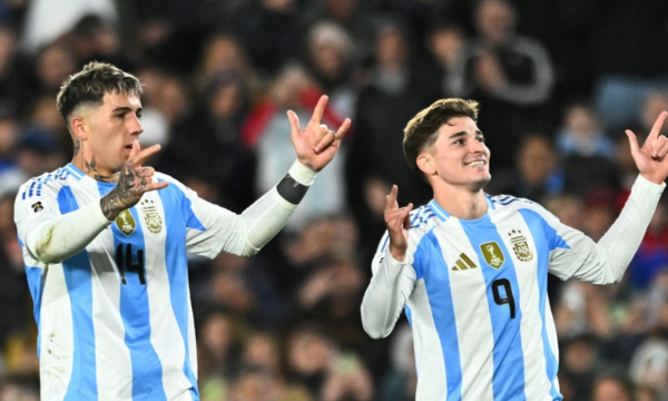 Argentina aplastó a Chile y sigue de fiesta