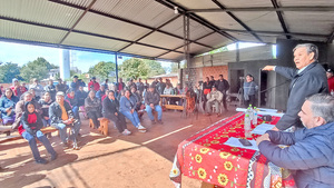 Senadores visitaron la finca 66 para “alentar” y escuchar a los vecinos - La Clave
