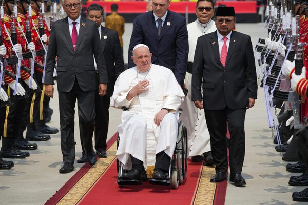 El papa Francisco llegó a Papúa Nueva Guinea como parte de su gira para promover la paz y el entendimiento entre religiones - .::Agencia IP::.