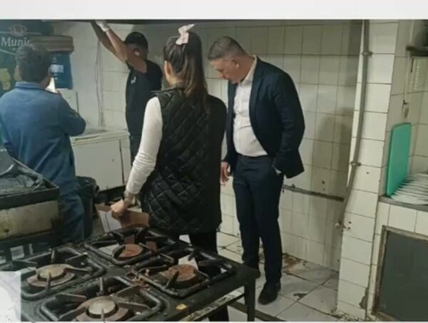 Vecina de Villa Morra denuncia a local comercial por inundar su vivienda con agua de cloaca · Radio Monumental 1080 AM
