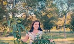 (VIDEO) ¡Furor por las poses de Zuni Castiñeira con sus plantas!
