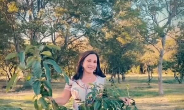 (VIDEO) ¡Furor por las poses de Zuni Castiñeira con sus plantas!