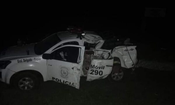 Camión de gran porte chocó a una patrullera y dejó polis heridos