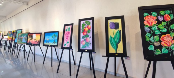 Habilitan muestra "Septiembre en Colores": celebra la juventud y la primavera en Encarnación