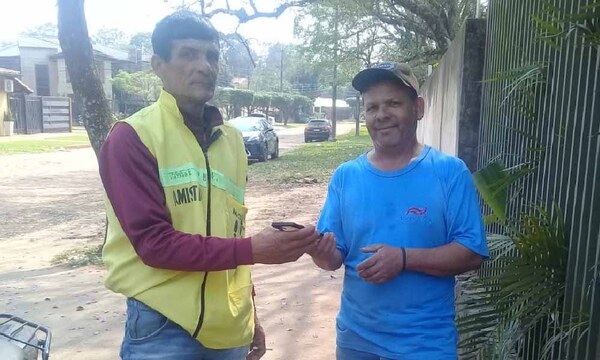 Ejemplo de honestidad: Mototaxista devolvió celular que encontró en la calle en Coronel Oviedo – Prensa 5