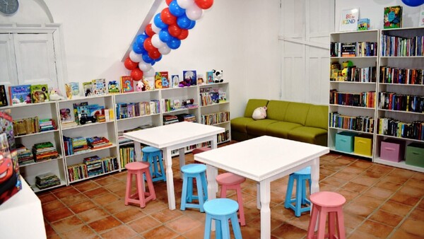 Pilar cuenta con biblioteca en inglés, una quimioterapia para el ojo y otras noticias positivas