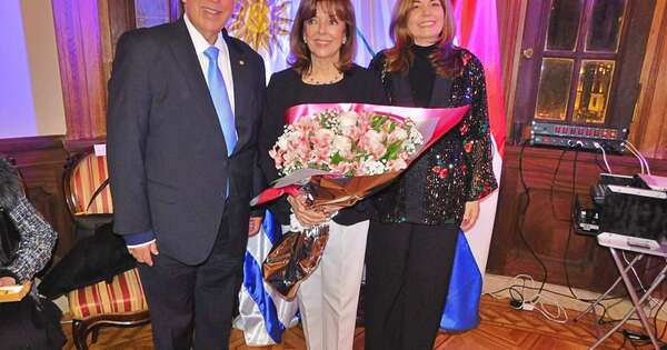 La Nación / Historiadora uruguaya recibió el cuarto premio “Poncho Para’i” de Embajada de Paraguay
