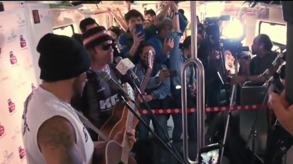 [VIDEO] “Siente el movimiento”: ¡Los Kchiporros se subieron a cantar a un tren en México!