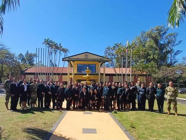 Futuros especialistas del CCPC realizan visita a la EPOE - Nacionales - ABC Color