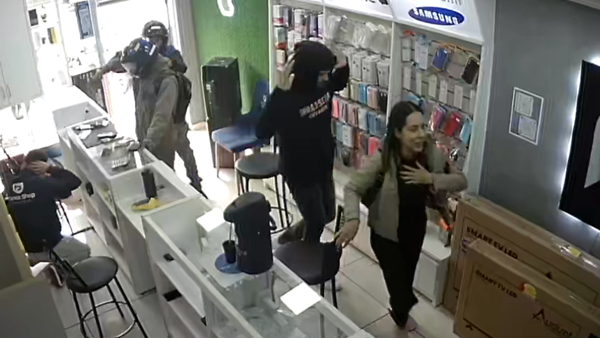 Video: Dos motochorros asaltan local comercial se llevan varios celulares lujosos