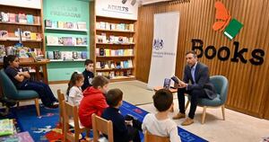 La Nación / British Week: embajador británico compartió lecturas y charla con niños en librería
