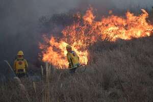 Incendios en Córdoba: llamas a 50 metros de las casas, vecinos evacuados y corte de ruta - Mundo - ABC Color