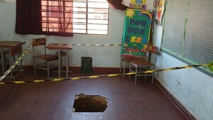 Susto en Caapucú: Se hunde parte del piso de un aula donde debajo había un pozo de 10 metros