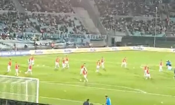 [VIDEO] Así está el Centenario, con Paraguay calentando en la cancha