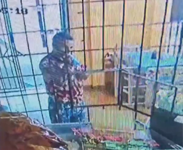 (VIDEO). ¡Mba’epiko? Ladrón con biberón en la boca roba un local