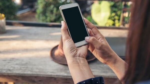 ¿En tu trabajo te prohíben usar el celular? ¿Eso es legal? Atendé la respuesta