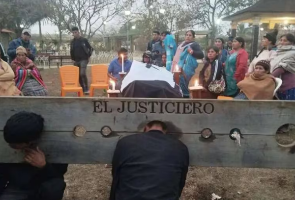 Bolivia: vecinos capturan a presuntos asesinos y los llevan con cepo al velatorio de su víctima