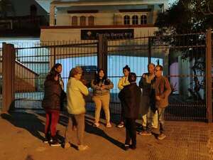 Vecinos de Tablada protestan ante la Fiscalía por ola de robos  - Policiales - ABC Color