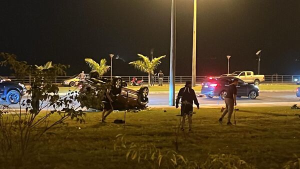 COLISIÓN Y VUELCO DE VEHÍCULO EN PLENA COSTANERA DE ENCARNACIÓN - Itapúa Noticias