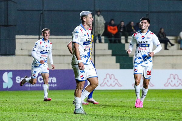 Versus / Noble gesto de Sergio Bareiro con los más necesitados