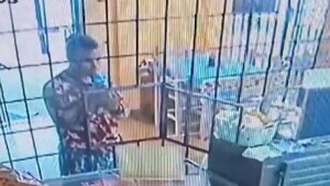Video: Asaltante usa biberón y pañal para robar un comercio en tres minutos en San Lorenzo