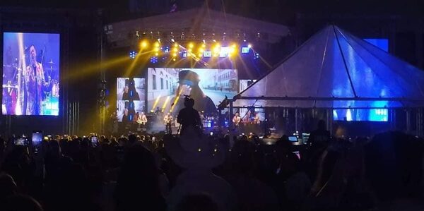 Multitud disfrutó de concierto Leyendas de México