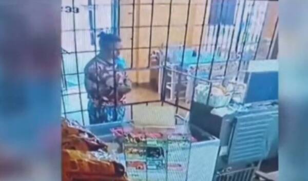 Arriero apareció con un pañal puesto y un biberón en una despensa: tarde pillaron para qué