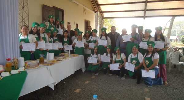 Culminan cursos de gastronomía dictados por el SNPP, a socias y familiares de APACACU - Noticiero Paraguay