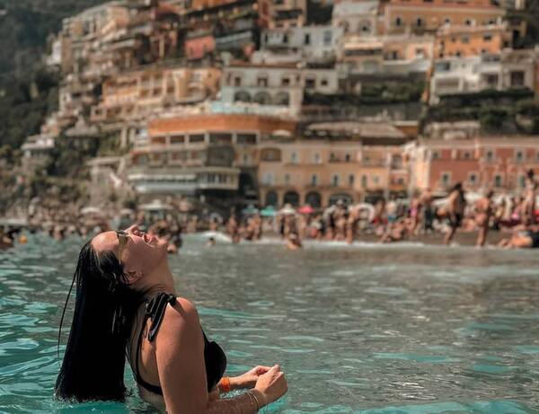 En biquini, esposa de pelotero posó como toda una modelo en un lugar de cuento de hadas