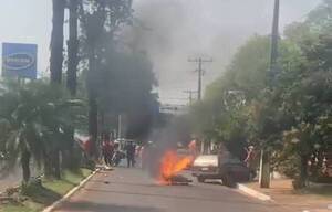 Motoca chocó fuertísimo contra un auto y su moto explotó y se incendió