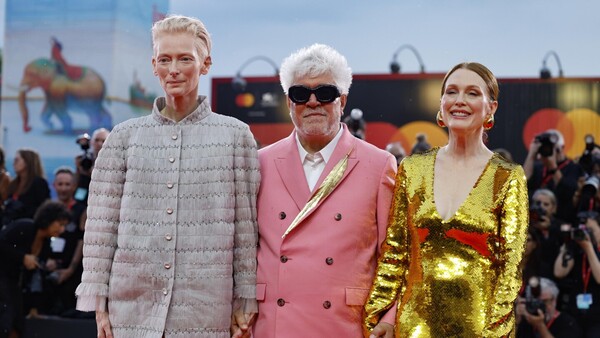 Pedro Almodóvar ganó el León de Oro con el largometraje La habitación de al lado