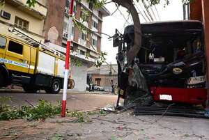 Bus choca contra un árbol y deja cinco heridos en el centro de Asunción - Policiales - ABC Color