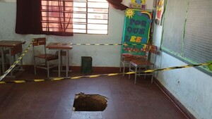 Un profundo agujero apareció en medio de un aula del primer grado