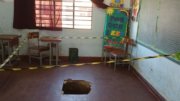 Un profundo agujero apareció en medio de un aula del primer grado